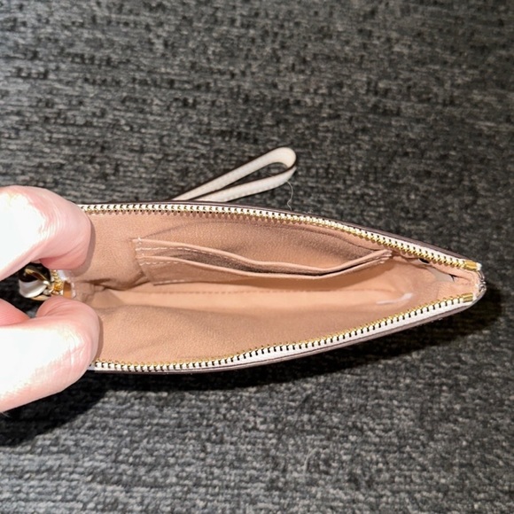 Coach Corner Zip Wristlet in Bee Print Signature Canvas & Smooth Leather NWT - Picture 3 of 12